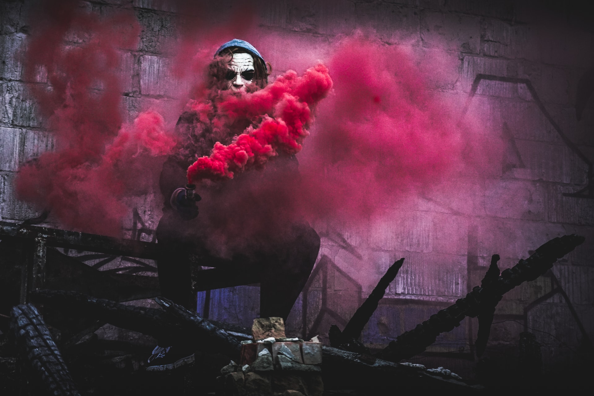 joker-red-smoke